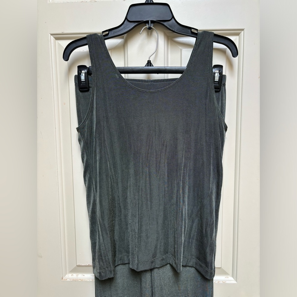 Like New! Women’s Chico’s Jumpsuit. Color Green - Picture 10 of 10